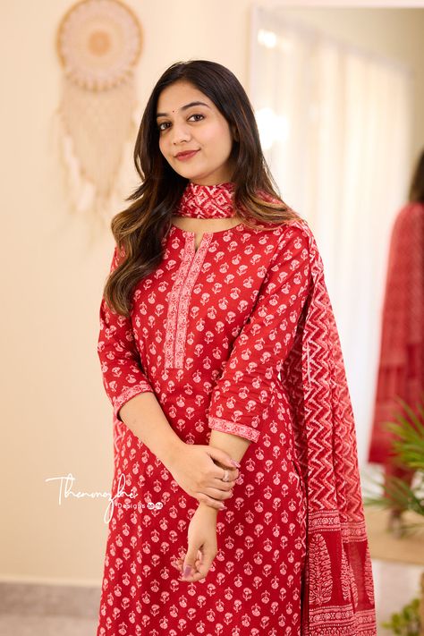 Maheshwari Suits Designs, Chudidar Designs Cotton, Cotton Suits Design Latest, Suits Design Latest, Red Kurti, Cotton Suit Designs, डिजाइनर कपड़े, Simple Kurti, Model Blouse