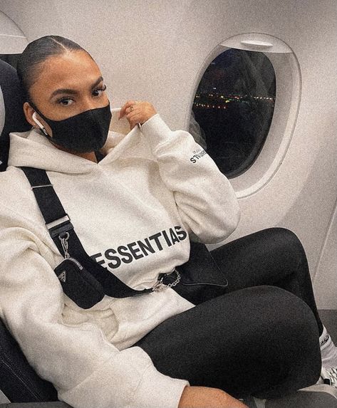 Essentials Hoodie Outfit, Ny Winter, Essentials Outfit, Hoody Outfits, Cute Airport Outfit, Essentials Fear Of God, Girl Hair Colors, Essentials Hoodie, Branded Outfits