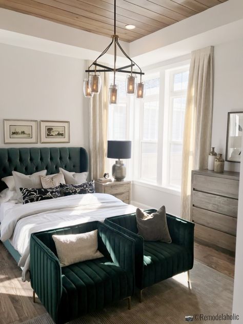 Get this Look: Emerald Green Transitional Master Bedroom Emerald Green Rooms, Emerald Bedroom, Green Room Ideas Bedroom, Emerald Green Bedrooms, Boho Master, Green Headboard, Green Bed, Green Bedroom Decor, Beautiful Bedrooms Master