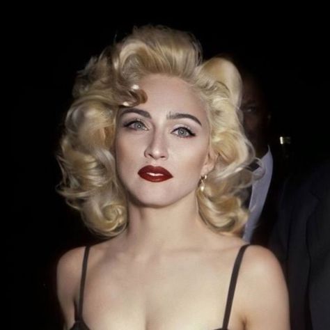 Madonna Hair, Madonna Young, Madonna 90s, Madonna Fashion, Popular Music Videos, Madonna 80s, Madonna Photos, Lady Madonna, Y2k Makeup