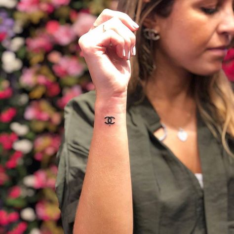 Chanel logo tattoo on the wrist. Chanel Tatoos, Coco Chanel Tattoo, Chanel Logo Tattoo, Chanel Tattoo Ideas, Chanel Symbol, Chanel Tattoo, Small Side Tattoos, Lower Belly Tattoos, Small Girly Tattoos