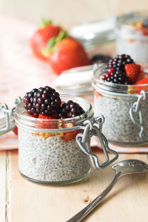 Overnight Chia Seed Pudding with Almond Milk -- This is a basic chia seed pudding recipe that gives you the exact ratio you need. Make chia pudding for a healthy breakfast. Recipe on www.theworktop.com. || #breakfast #GF #vegan #healthyrecipe #chiapudding Overnight Chia Seed Pudding, Overnight Chia Pudding, Overnight Chia, بذور الشيا, Chia Seed Recipes Pudding, Chia Recipe, Diy Easy Recipes, Chia Seed Recipes, Chia Pudding Recipes