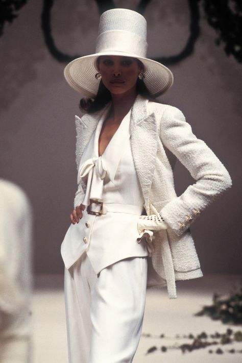 Beauty And Fashion Valentino 1993, Italian Chic, 90s Runway Fashion, Valentino Haute Couture, Original Supermodels, 90s Models, White Suit, Christy Turlington, Couture Runway