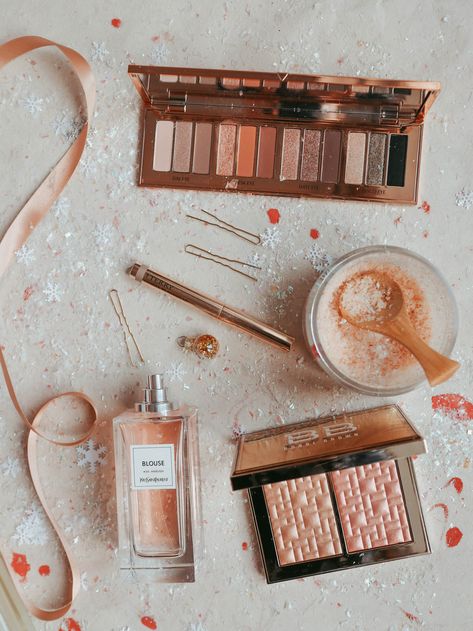 Cosmetic Flatlay, Makeup Flat Lay, Natural Makeup For Blondes, Beauty Flatlay, Flatlay Ideas, Business Vision, Contour Makeup Tutorial, Rose Face Mask, Beauty Gift Guide