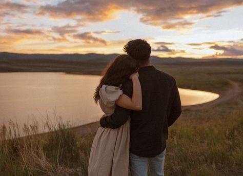 Engagement Intimate Photos, Engagement Photo Nature, Outdoor Couples Photos, Engagement Photos Sunrise, Couple Poses In Nature, Soft Romantic Engagement Photos, Sweet Engagement Photos, Subtle Couple Pictures, Men Pose Ideas