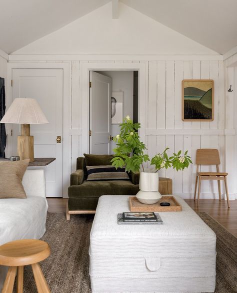 "Living room with linen slipcovers, white walls, traditional mixed with modern, mixed wood tones, and nothing that feels overly precious."  Design:@briran.paquette Photography:@mirandaestes Mixed Wood Tones Living Room, Mix Wood Tones Living Room, Mixed Wood Tones, Mixing Wood Tones, Brian Paquette, Modern Classic Interior, Living Room Renovation, Beach House Interior, Wood Tones