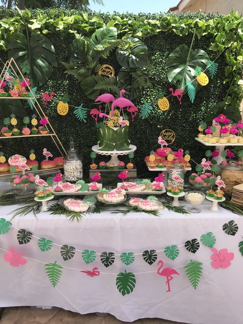 Flamingo Dessert Table, Hawian Party Ideas, Hawaii Birthday Party, Summer Birthday Themes, Tropical Birthday Cake, Hawaii Birthday, Aloha Birthday, 17. Geburtstag, Luau Decorations