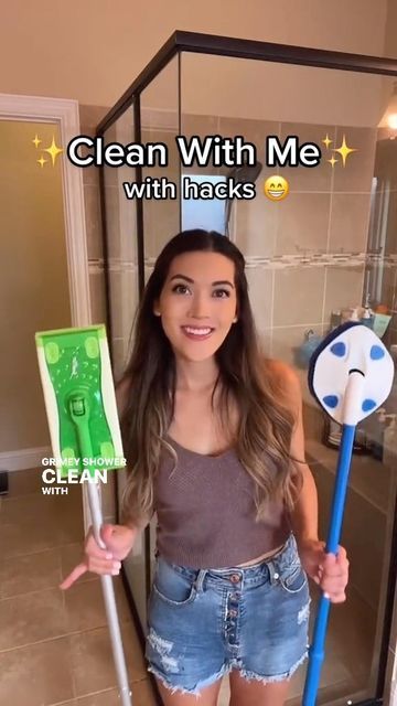 Best Shower Cleaning Tools, Cleaning Stand Up Showers, Shower Cleaning Tools, Cleaning Shower Hacks, Shower Cleaning Tips, Best Shower Cleaner, Shower Cleaning Hacks, Acrylic Shower Base, Gym Showers