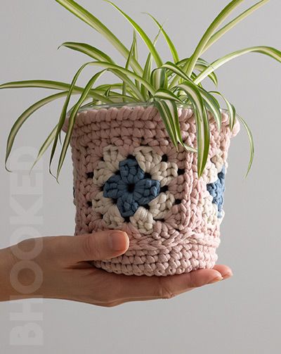 Crochet Plant Pot Cover, Crochet Planter Cover, Install Floating Shelves, Crochet Plant Pot, Wall Hanging Decorations, Crochet Plant Hanger, Plant Pot Covers, Plants Wall, Pot Cover