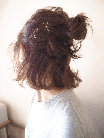 Short Messy Half Up Half Down, Short Hair Half Ponytail Hairstyles, Cute Messy Short Hairstyles, Short Brown Hair In Ponytail, Small Bun Short Hair, Wiglets For Short Hair, Short Half Ponytail, Cute Short Hair Accessories, Short Hair Half Pony