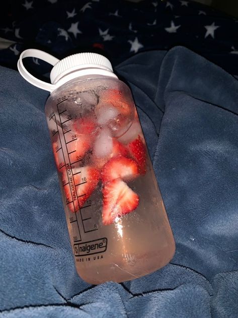 Water Strawberry Lemon Juice Ice, Fruit Infused Water Aesthetic, Fresh Drinks Aesthetic, Water With Fruit In It Aesthetic, Flavored Water Aesthetic, Drinking Water Asethic, Aesthetic Drinking Water, Fruit Water Aesthetic, Infused Water Aesthetic