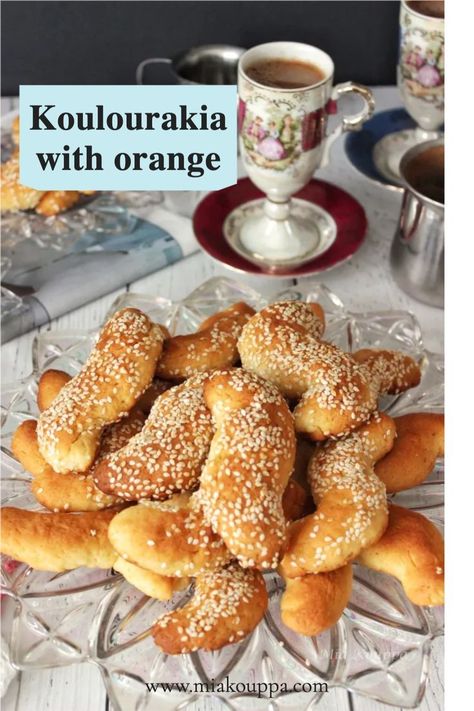 Vegan koulourakia with orange Koulourakia Recipe, Greek Cookies, Greek Sweets, Greek Easter, Greek Desserts, Greek Cooking, Vegan Cookies, Greek Recipes, Food Bloggers