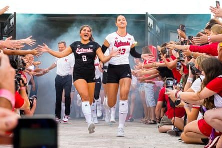 College Volleyball Pictures, Nebraska Volleyball Aesthetic, Nebraska Volleyball Wallpaper, Husker Volleyball, Nebraska Volleyball, College Volleyball, College Athlete, Oversize Denim Jacket, Baggy Jean Shorts