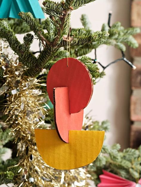 Diy Christmas Ornaments Cardboard, Cardboard Christmas Tree Decorations, Cardboard Christmas Crafts Decoration, Easy Diy Xmas Decorations, Diy Cardboard Ornaments, Cardboard Holiday Decor, Christmas Decor Ideas With Kids, Diy Kids Christmas Decorations, Kid Diy Ornaments