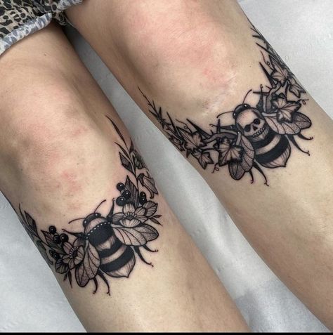 Old School Tattoos, Knee Tattoos, Side Thigh Tattoos, Bumble Bee Tattoo, Tattoo Spots, Black Girls With Tattoos, Traditional Tattoo Art, Knee Tattoo, Bee Tattoo