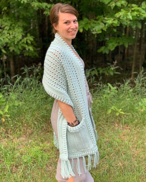 Free Pocket Shawl Crochet Pattern Roundup Free Crochet Pocket Shawl, Crochet Pocket Shawl Pattern, Easy Crochet Ideas, Crochet Pocket Shawl, Cute Crochet Patterns, Crochet Patterns Easy, Crocheted Scarves, Pocket Shawl, Crochet Pocket