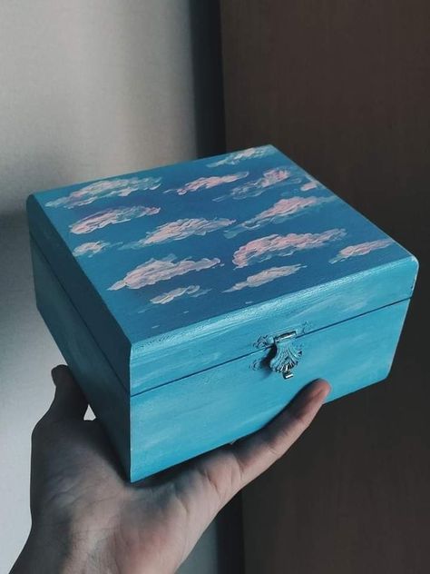 Painting On A Box Ideas, Painted Box For Boyfriend, Diy Wooden Jewelry Box Ideas, Things To Paint On Boxes, Wooden Chest Paint Ideas, Wooden Box Painting Ideas Boyfriend, Cute Box Painting Ideas Aesthetic, Painted Wood Box Ideas, Painting Boxes Ideas