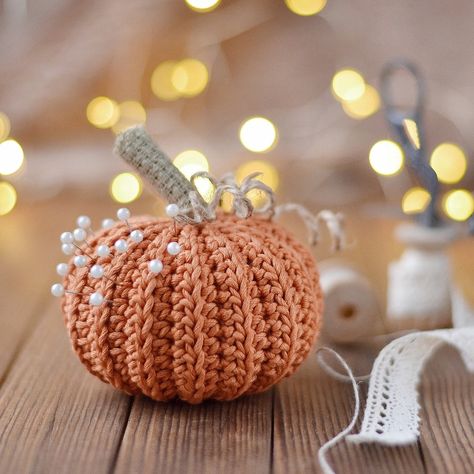 Crochet Pin Cushion Pattern, Crochet Pin Cushion, Pin Cushion Pattern, Pumpkin Easy, Pumpkin Crochet Pattern, Crochet Dragon Pattern, Dream Catcher Patterns, Pumpkin Crochet, Pumpkin Pin