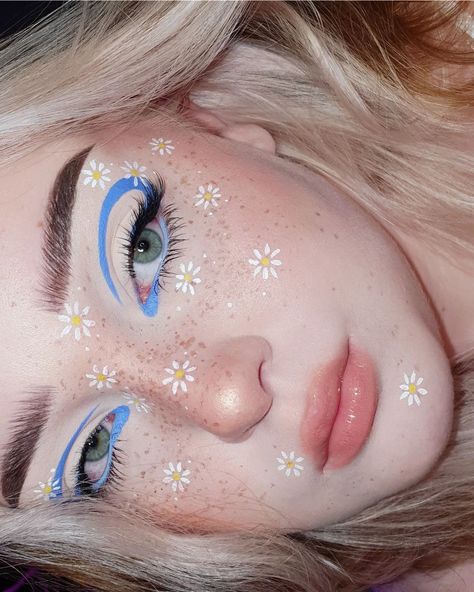 𝘮 𝘦 𝘭 𝘪 𝘴 𝘴 𝘢 💫 on Instagram: “little flowers 🌼 inspired by @oatmilkmakeup (yes from 2020 lmao) & inner corner liner @jmdelore unbezahlte werbung this was my first time…” Inner Corner Liner, Sky Juice, Face Painting Flowers, Freckles Makeup, Blue Eyeshadow Looks, Liquid Shadow, Flower Makeup, Indie Makeup, Face Painting Easy