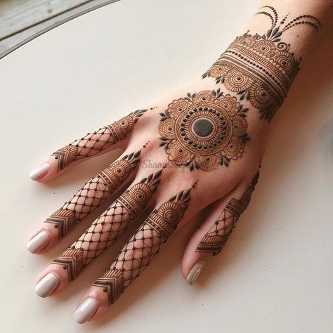 So if you are looking for a stylebook for best traditional floral mehndi for brides, here’s all you need to see for the best designs of 2021. #mehendidesigns #mehendidesignforhands #mehendidesignforhandssimple #easymehendidesign #fingermehendidesign #mehendidesignforhandsunique #mehendidesignleg #simplemehendidesign #arbaicmehendidesign #mehendidesignforhandsbridal #mehendidesigngroom #bridalmehendidesign #frontmehendidesign #verysimplemehendidesign #backsidemehendidesign#shaadisaga#indianweddin Bride Pearls, Wrist Henna, Mandala Henna, Modern Mehndi, Henna Inspiration, Tato Henna, Eid Mehndi Designs, Henna Art Designs, Latest Henna Designs