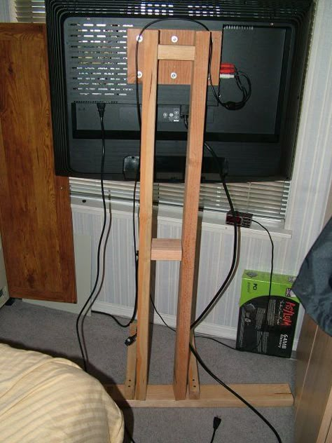 A DIY Flatscreen TV stand. Might cost between $20-$30, which is a fair bit cheaper than the $200-$300 I've been seeing for any other kind of this variety. Diy Tv Mounting, Homemade Tv Stand, Diy Tv Stand Ideas, Tv Floor Stand, Swivel Tv Stand, Simple Tv, Crooked Tree, Lcd Television, Stand Tv