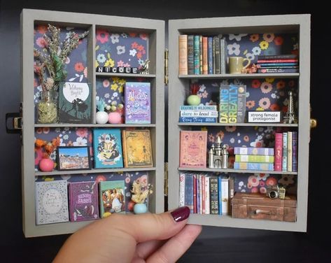 Box Bookshelf, Miniature Library, Miniature Bookshelf, Mini Books Diy, Mini Bookshelf, Box Diorama, Bookshelf Art, Desk Bookshelf, Mini Box