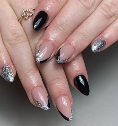 Black And Silver Nails Almond, Red Black And Silver Nails, Silver Nails Almond, Silver And Black Nails, Black And Silver Nail Designs, Black And Silver Nails, Marilyn Nails, Silver Acrylic Nails, Length Nails