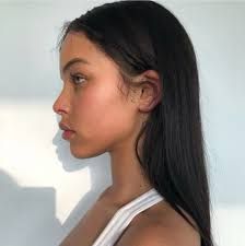 Tragus Vertical, Vertical Tragus Piercing, Nisrina Sbia, Cool Ear Piercings, Ear Style, Facial Piercings, Tragus Piercing, Tragus Piercings, Adriana Lima