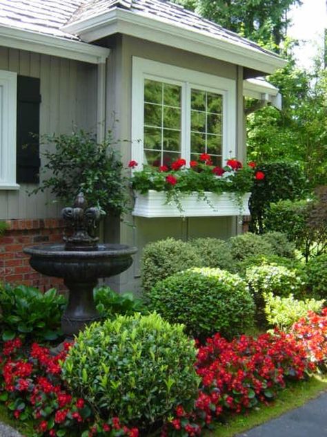 15 Creative Landscape Ideas for Front Yard To Makeover Outdoor Space Small Front Yard Landscaping, Front Yard Landscape, Small Front Yard, Front Yard Design, Front Yard Ideas, Front Landscaping, Yard Landscape, Front Yards, Landscaping Tips