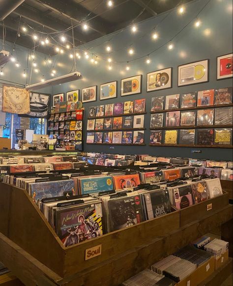 Record Shop Aesthetic Vintage, Cozy Record Store, Seattle Record Store, Record Store Coffee Shop, Record Store Interior, 70s Record Store, 90s Record Store, Music Shop Aesthetic, Vinyl Shop Aesthetic