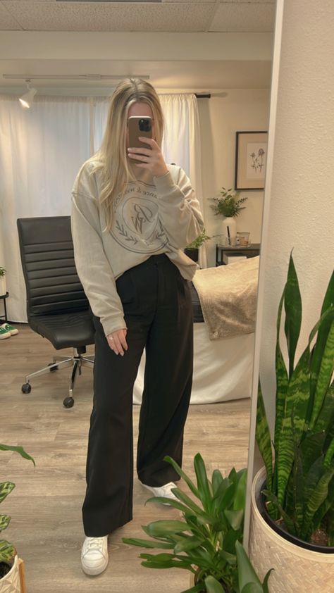 Sweater And Flowy Pants, Wide Leg Pants With Sweatshirt, Crew Neck Work Outfit, Sweatshirt Outfit Office, Sweatshirt And Slacks Outfit, Crew Neck Sweatshirt Work Outfit, Crewneck Sweatshirt Outfit Work, Gen Z Going Out Outfit, Cropped Sweater Outfit Winter