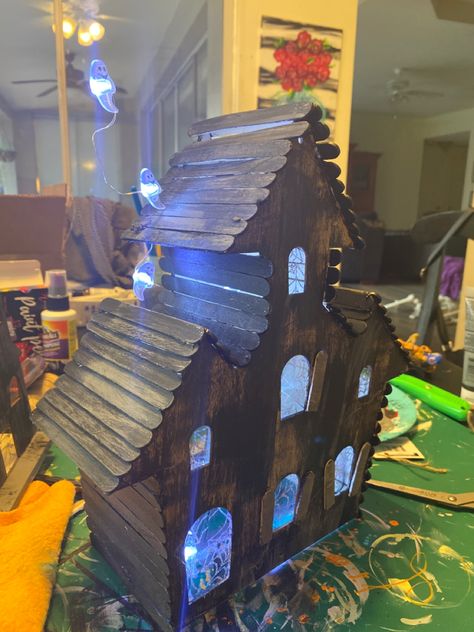 Diy Haunted House Silhouette, Haunted House Shoe Box Ideas, Haunted House Model Diy, Halloween House Display, Dollar Store Haunted House Ideas, Haunted House School Project, Dollar Tree Wooden Haunted House Diy, Haunted House Model Ideas, Cardboard Haunted House Diy Template