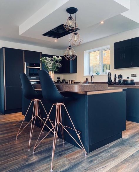 #kitchen #ideas #black #rosegold #colour #love Bold Backsplash, Open Kitchen Cabinet, Kitchen Quartz, Small Kitchen Island Ideas, Island Farmhouse, Rose Gold Kitchen, Waterfall Island, Modern Home Interior, Farmhouse Sinks