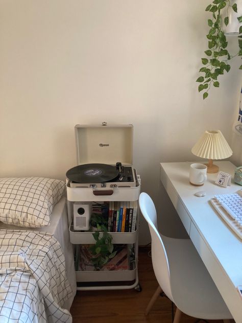 Raskog Cart Bedroom, Bedside Cart Night Stands, Bedroom Trolley Ideas, Utility Cart Ideas Bedroom, Cart In Bedroom, Rolling Nightstand, Cart Ideas Bedroom, Record Player Aesthetic Bedroom, Bedroom Cart