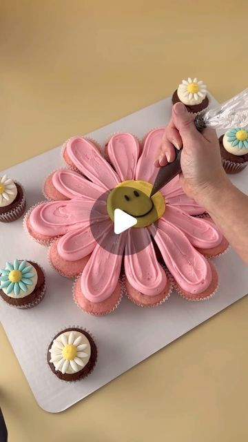 @decorelement on Instagram: "Pull-apart daisy cupcakes 🧁 🌼🌸 too cute and perfect for little hands to just dive in 💕 🎥 credit @septembermooncupcakery . . . . . . . . . . . . . #cupcakes #cupcakedecorating #cupcake #pullapartcupcakes #flowers #flowerbuttercream #buttercreamflowers #buttercreamcake #cakeinspo #cakeideas #cakeinspiration #spring #springvibes" Flower Cake With Cupcakes, Flower Pull Apart Cupcake Cake, Strawberry Cupcake Cakes Pull Apart, Edible Daisy Flowers, Cupcake Sheet Cake Ideas, 5 Birthday Cupcakes, 10 Birthday Cupcakes, Cupcake Heart Pull Apart Cake, Birthday Cupcake Cake Ideas Pull Apart