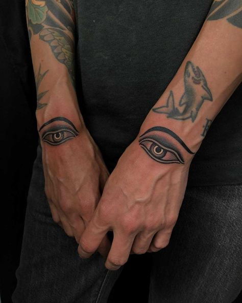 Two eyes tattooed on both wrists by Javier Betancourt Tattooed Hands, Buddha Eyes, Two Eyes, Tattoos Men, Back Of Shoulder Tattoo, Traditional Tattoo Flash, Hand Tattoos For Guys, Tattoo Illustration, Spine Tattoos