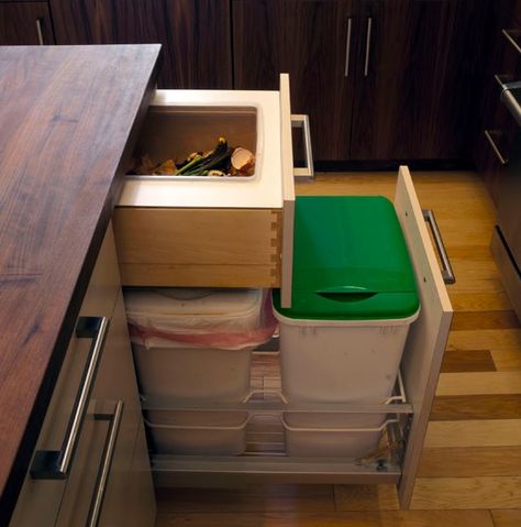 Compost Idea: Use that top drawer above your garbage cans for a recessed compost bin. Compost Drawer, Kitchen Garbage Can Storage, Modern Kitchen Trash Cans, Recycling Bins Kitchen, Garbage Can Storage, Kitchen Compost Bin, Recycling Station, Laminate Cabinets, Hidden Kitchen