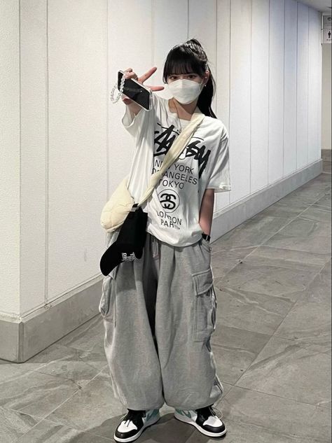 Hippie Streetwear, Colored Pants Outfits, Baggy Outfit Ideas, Gothic Harajuku, Oversize Outfit, Boyish Outfits, Wide Leg Joggers, Y2k Women, Pants Y2k