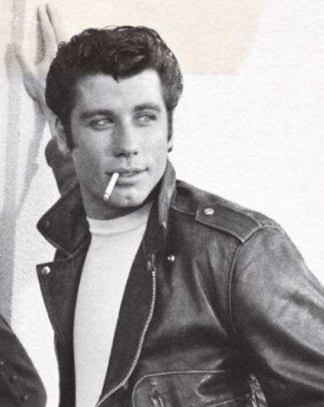 John Travolta 70s, Young John Travolta, Danny From Grease, Greaser Hairstyles, Danny Zuko Grease, Johnny Travolta, 80s Outfits Men, Grease Aesthetic, Greaser Outfit