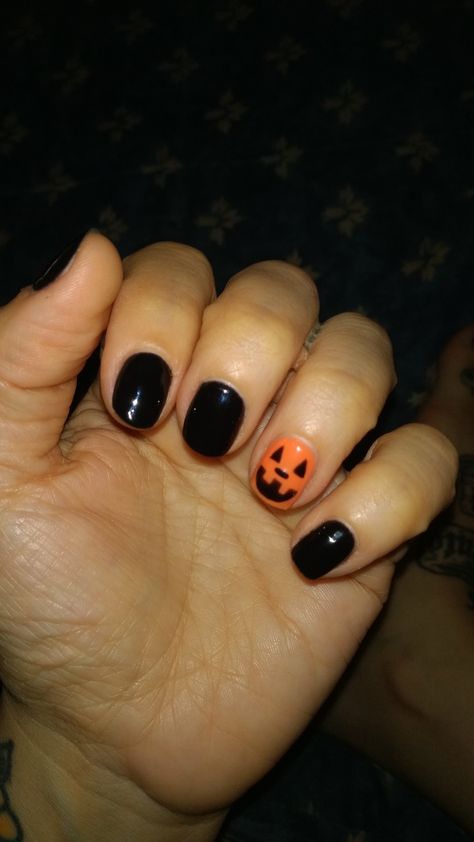 Halloween Nails Gel Manicure, Gel Polish Halloween Nails, Super Short Nails Halloween, Black Nails With Halloween Design, Halloween Solid Color Nails, Halloween Simple Nail Designs, Cute And Easy Halloween Nails, Halloween Nail Polish Ideas, Simple Halloween Nail Designs Short