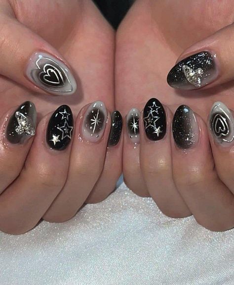 Nail Designs Y2k Grunge, Gel Nail Designs Short Nails Y2k, Black And Silver Short Nails, Y2k Inspired Nails Black, Acubi Nails Short, Nail Ideas Y2k Short Black, Gothic Y2k Nails, Yk2 Nails, Band Nails