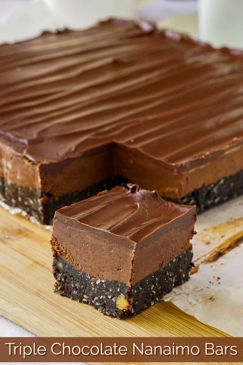 Chocolate Nanaimo Bars. A triple chocolate version of the classic Canadian no bake treat that may well be one of the best chocolate cookie bars you've ever tasted. #chocolatecookies #nobake #nobakecookies #freezercookies #cookies #christmascookies #chirstmasbaking #holidaybaking #holidayfood #cookiebars #christmas #holidayentertaining Christmas Dainties, Nanaimo Bar Recipe, Chocolate Cookie Bars, Dessert Squares, Nanaimo Bars, Rock Recipes, No Bake Bars, Melting Chocolate Chips, Shorebirds