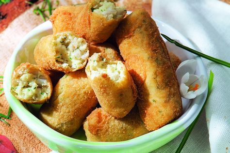 Potato and Cod Croquettes Recipe - La Cucina Italiana Garlic Flatbread Recipe, Garlic Flatbread, Croquettes Recipe, Tapas Dishes, Tapas Recipes, Spanish Tapas, Flatbread Recipes, Croquettes, Fish Recipes