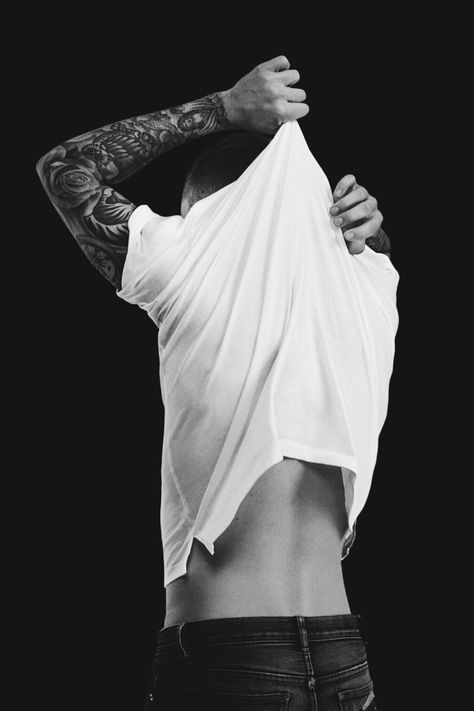 Man Taking Off His Shirt Reference, Taking A Shirt Off Reference, Justin Bieber Photo, Guy Poses, Take Off Clothes, Bieber Fever, Ear Tattoos, Justin Bieber Wallpaper, Shirt Drawing