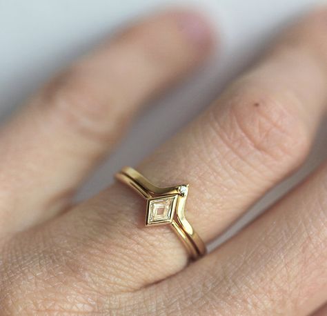 V Shaped Wedding Band, Diamond Ring Simple, Unique Wedding Sets, Kite Ring, Kite Diamond, Minimalist Diamond Rings, Vintage Wedding Jewelry, Diamond Ring Set, Sterling Silver Jewelry Rings