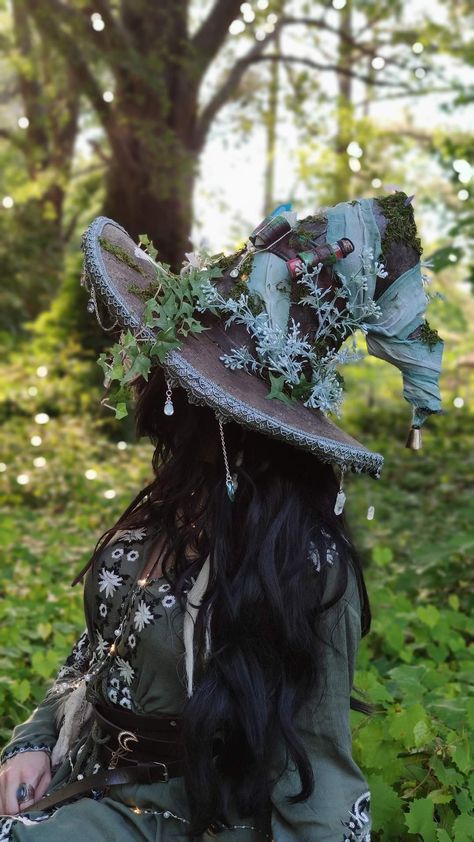 Nature Costumes Women, Apothecary Witch Costume, Forest Costume Diy, Enchanted Witch Costume, Ren Faire Halloween, Mushroom Wizard Costume, Mage Halloween Costumes, Midevil Witch Costumes, Cosplay Witch Hat