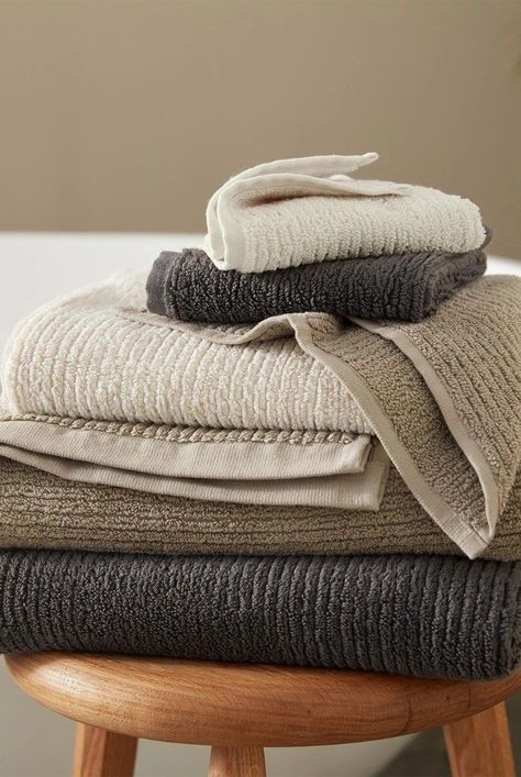 Modern Bathroom Towels, Bathroom Towels Aesthetic, Pretty Bath Towels, Towel Styling Bathroom, Bathroom Towel Inspiration, Modern Farmhouse Bathroom Towels, Guest Bathroom Towel Ideas, Bathroom Towels Colors Scheme, Farmhouse Bath Towels