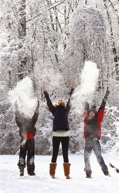 Winter Photography Family, Outdoor Winter Family Photos, Snow Family Pictures, Photo Ski, Yellow Cape Cod, Playing In Snow, Winter Family Photography, Winter Family Pictures, Snow Pics