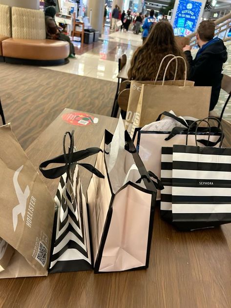 Mall Pictures Aesthetic, Aesthetic Shopping Pictures, Mindful Shopping, Shopping Pictures, Summer Plans, Birthday Shopping, Shopping Day, Shopping Spree, Retail Therapy