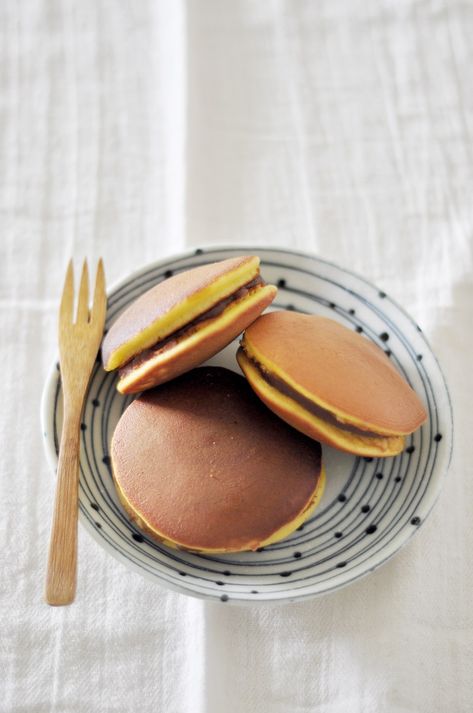 Japanese Dorayaki, Dorayaki Recipe, Sweet Pancakes, Savory Pastries, Recipes Japanese, Red Bean Paste, Second Breakfast, Two Sweet, Japanese Dessert